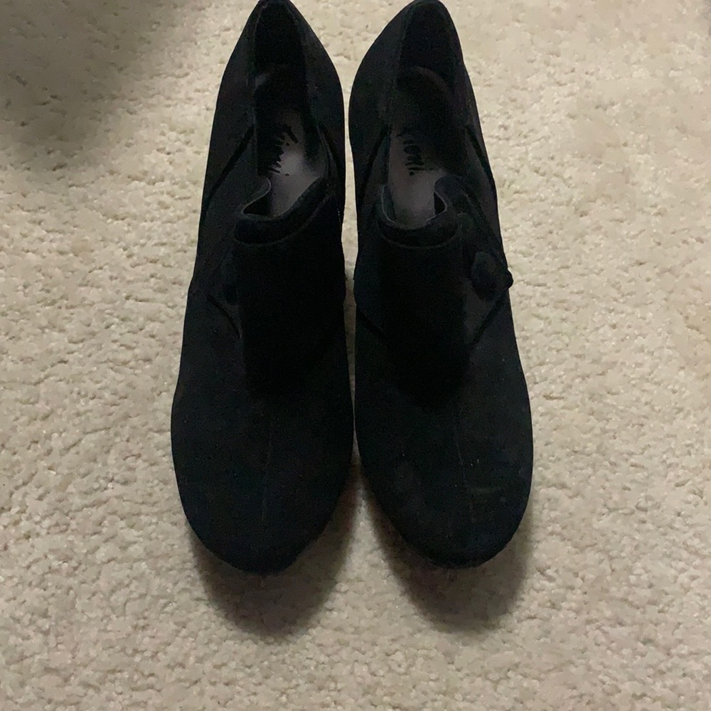 Women’s black suede heels